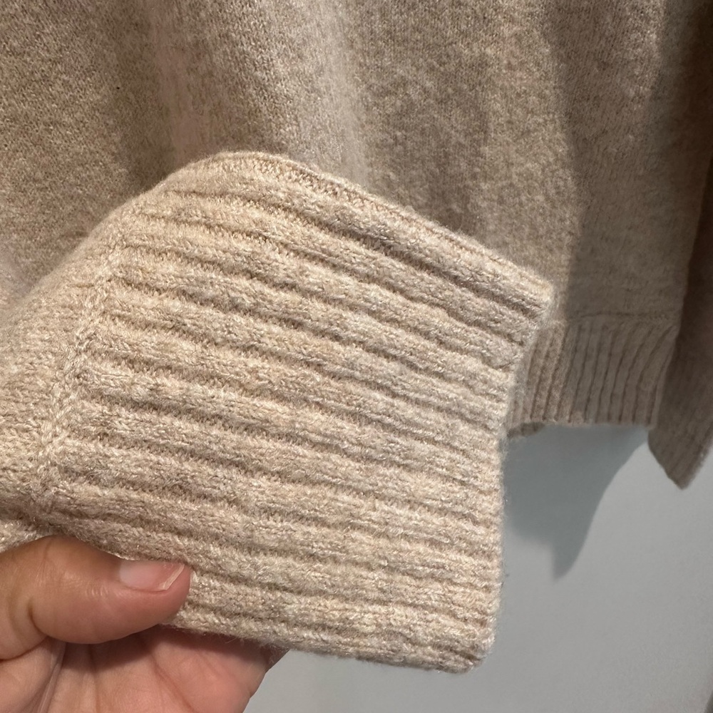 NWT American Eagle tan oversized V-Neck Sweater small - Picture 4 of 7